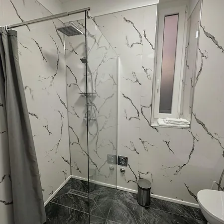 S8 Downtown With Optional Garage Lägenhet *